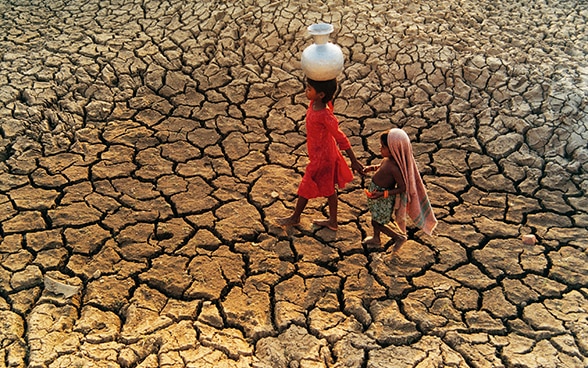 I cambiamenti climatici minacciano di far precipitare 100 milioni di persone nella povertà estrema da qui al 2030.