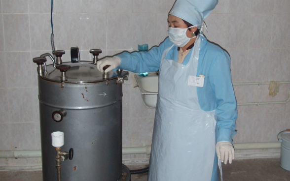 Waste is safely disinfected under high pressure in the autoclave.