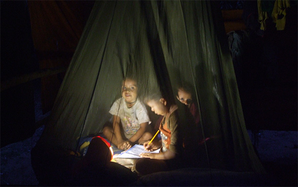 Una migliore illuminazione nelle case facilita l’apprendimento ai bambini.