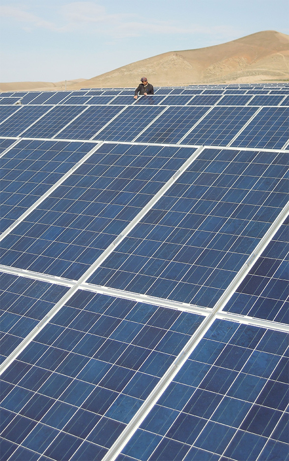 Un impianto solare in un deserto afghano.