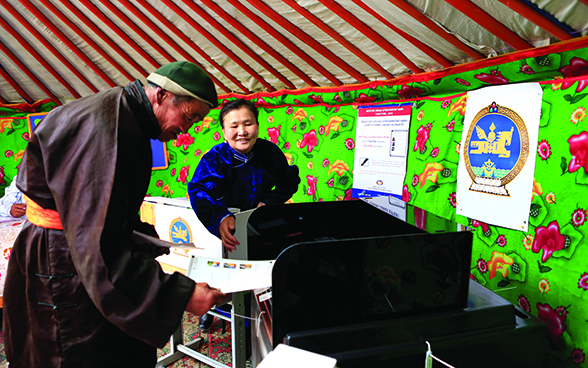 Un elettore mongolo al voto in un seggio elettorale di campagna.