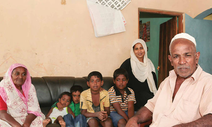 Schon lange vor dem Tsunami hatte Abdul Latheef beschlossen, seiner Tochter das Haus als Mitgift zu schenken. Dank dem Geld der DEZA baute er es nach den Verheerungen von 2004 wieder auf. Seither lebt er in einer bescheidenen Unterkunft in der Nähe. So oft er kann, besucht er seine Enkel. © R.H. Samarakone/DEZA