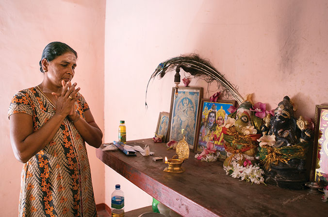 Für Vevidevi Sakthivil ist die Welt zusammengebrochen. 2004 verlor sie ihre einzige Tochter im Tsunami. Acht Jahre später wurde sie Witwe, als das Schiff, das ihren Mann nach Australien bringen sollte, auf offener See kenterte. Vevidevi überlebt heute dank der Hilfe einer ihrer Söhne, der Landwirt geworden ist. © R.H. Samarakone/DEZA