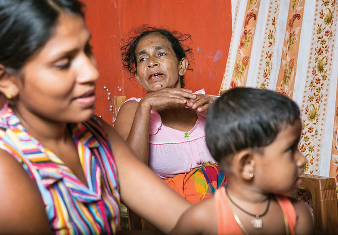 Rani Upananda (au centre) a eu la chance de ne perdre ni son mari ni son fils le 26 décembre 2004, bien que ces derniers se soient trouvés ce jour-là en pleine mer. Aujourd’hui, les deux hommes continuent de pêcher loin au large. © R.H. Samarakone/DDC