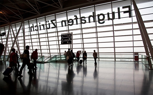 Personnes avec des valises à l'aéroport de Zurich