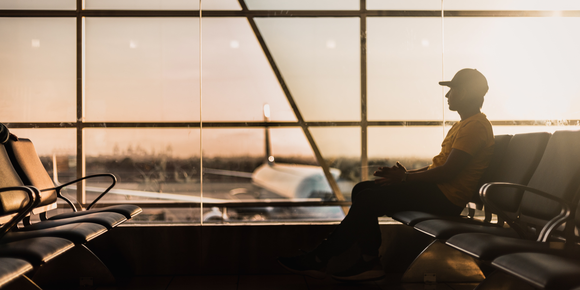 Ein Mann wartet am Flughafen auf seinen Flug.