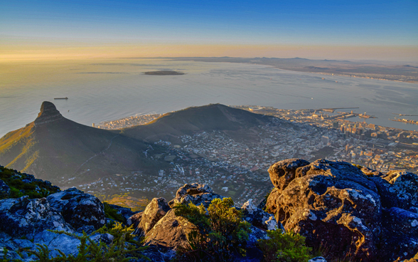 Das Bild zeigt eine Panoramaaussicht auf den Table Mountain in Kapstadt.