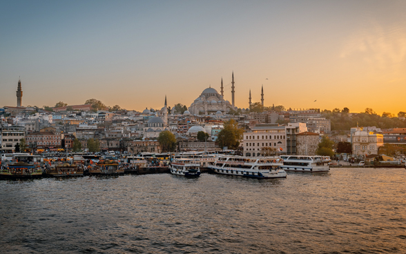 Auf dem Bild sieht man den Bosporus und die Blaue Moschee von Istanbul. 