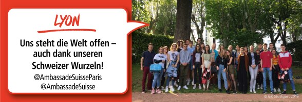 Bastian Baker an einem Konzert in Mailand, auf dem Bild twitter adresse, @consolatosvizzeromilano, #MySwiss18