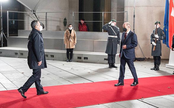 President Cassis is greeted by Chancellor Scholz.