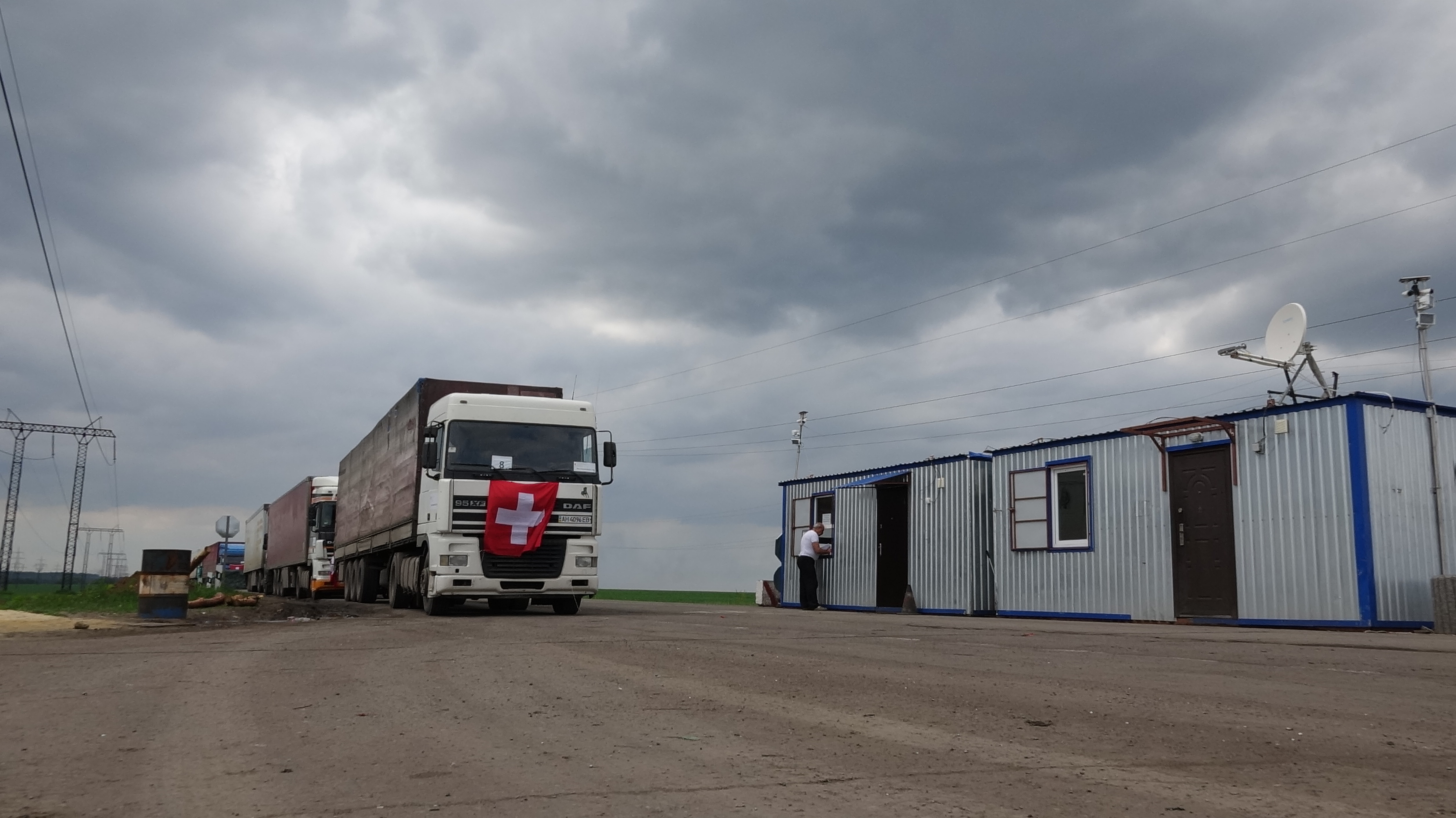 Les camions sont à l'arrêt dans un poste de contrôle. 