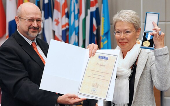 Le secrétaire général de l’OSCE Lamberto Zannier remet la distinction à Mme Tagliavini.