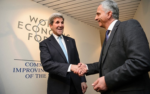 Bundesrat Didier Burkhalter mit US-Aussenminister John Kerry © Keystone