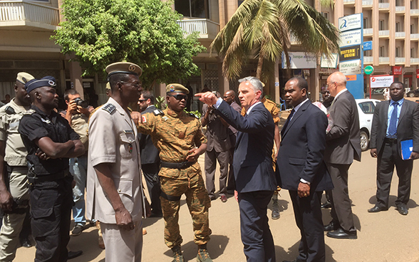 Bundesrat Didier Burkhalter besucht den Ort des Anschlags in Ouagadougou, Burkina Faso. © EDA