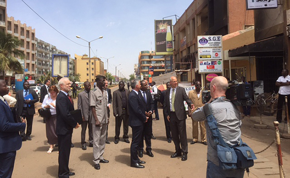 Federal Councillor Didier Burkhalter visited the scene of the attacks in Ouagadougou.