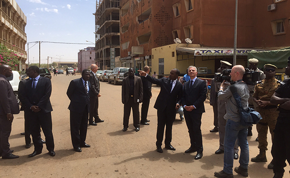 Bundesrat Didier Burkhalter besucht den Ort des Anschlags in Ouagadougou, Burkina Faso.