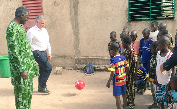 Bundesrat Burkhalter besucht zwei Grundschulen für burkinische Kinder, die von der Schweiz unterstützt werden. 