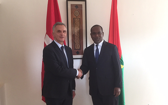 Il consigliere federale Didier Burkhalter incontra il ministro degli affari esteri del Burkina Faso Mamadou Alpha Barry. © DFAE