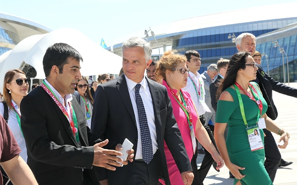 Didier Burkhalter in colloquio con i giovani dell’Asia centrale. 