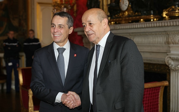 Ignazio Cassis stringe la mano del ministro degli esteri francese Jean-Yves Le Drian a Parigi.