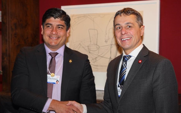 Bundesrat Ignazio Cassis schüttelt am WEF dem Präsidenten von Costa Rica, Carlos Alvarado Quesada, die Hand. 