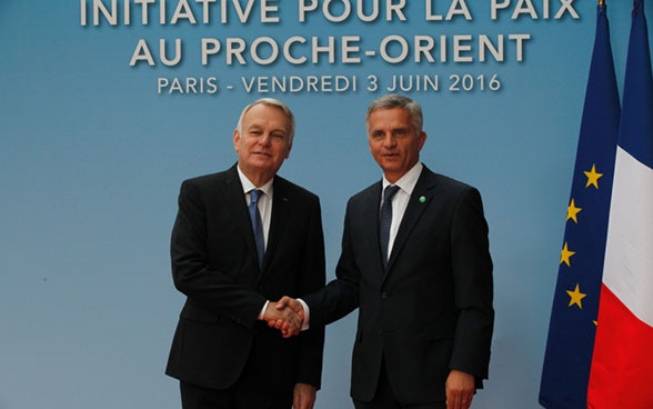 Bundesrat Didier Burkhalter und der französische Aussenminister Jean-Marc Ayrault schütteln Hände. 