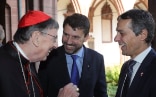 Alt-Text: Federal Councillor Ignazio Cassis speaks with Cardinal Curt Koch and Rev. Gottfried Locher, President of the Federation of Swiss Protestant Churches.
