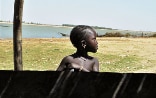 Fillette photographiée avec le fleuve Niger en arrière-plan.