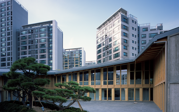 View of the building from the embassy’s inner courtyard with Seoul’s high-rise skyline in the background.