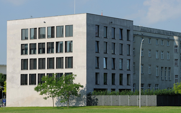 Das Botschaftsgebäude in Berlin inmitten des Berliner Regierungsviertels
