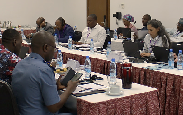 I partecipanti al seminario lavorano insieme su banchi a Yaoundé, Camerun.