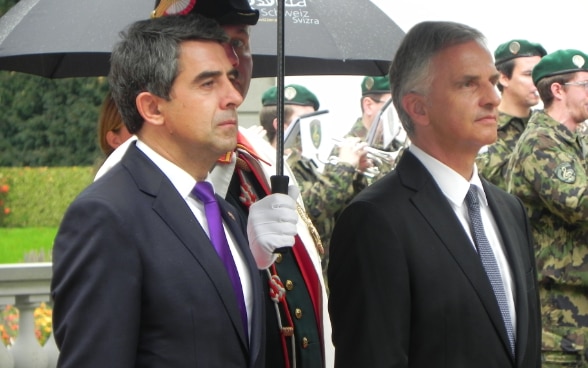 Bundespräsident Didier Burkhalter und der bulgarische Präsident Rosen Plevneliev während den militärischen Ehren auf dem Landgut Lohn.