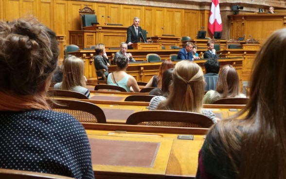 Le président de la Confédération Didier Burkhalter s’adresse aux jeunes depuis la tribune du Palais fédéral, lors de la cérémonie d'accession à la majorité organisée par la ville de Berne. © DFAE