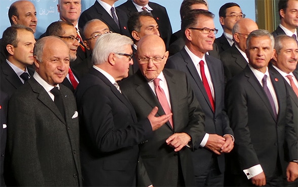 Der deutsche Aussenminister Frank-Walter Steinmeier, Gastgeber der Konferenz zur Lage syrischer Flüchtlinge in Berlin, posiert mit Bundespräsident Didier Burkhalter und weiteren Ministern für ein Gruppenfoto. © EDA