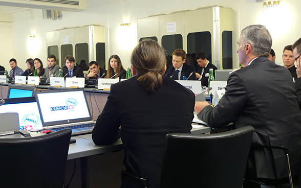 Bundespräsident Didier Burkhalter und junge Erwachsene an der ersten Verhandlungsrunde der Modell-OSZE in Wien