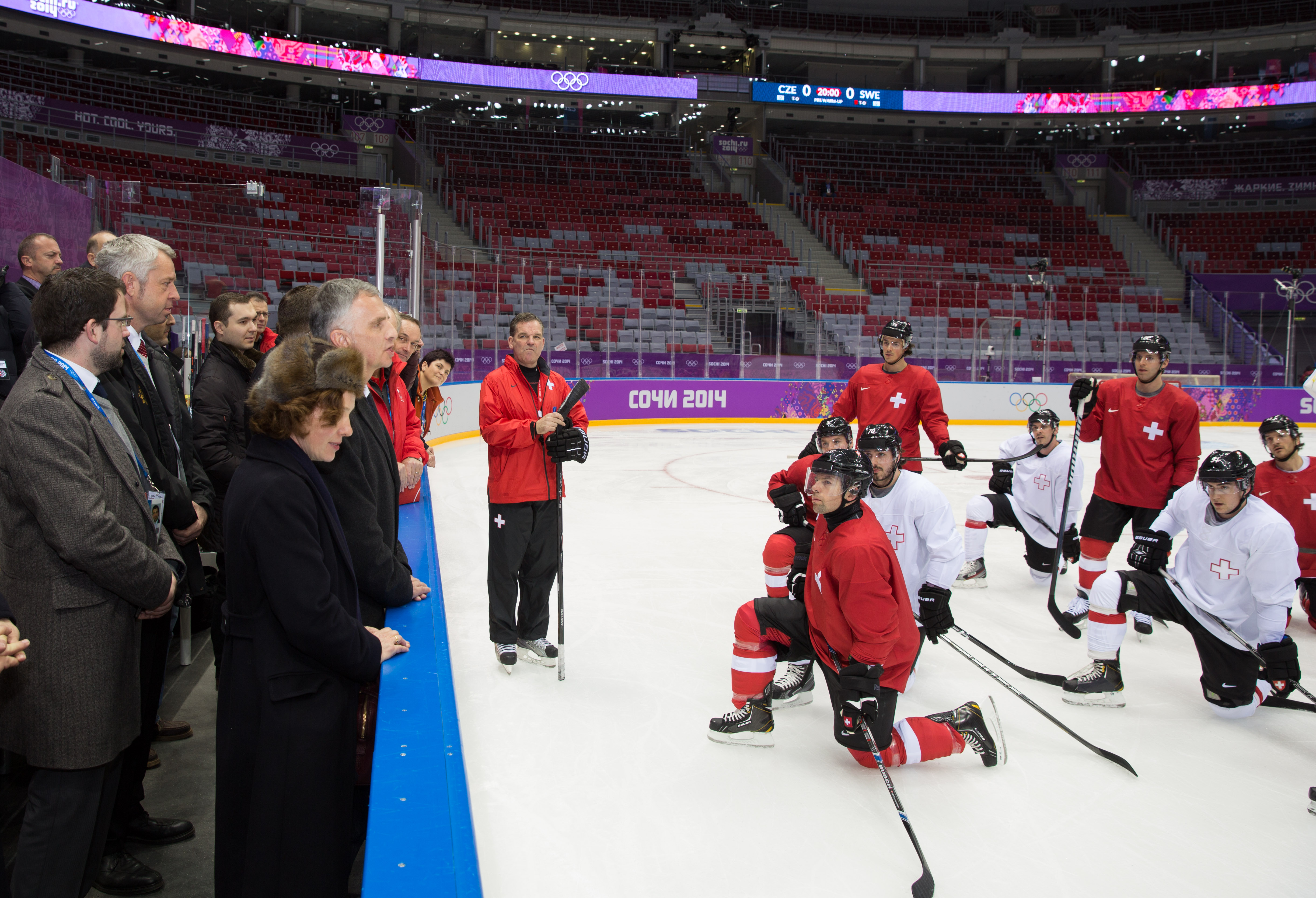 Didier Burkhalter e sua sposa incontrano la squadra svizzera di hockey.