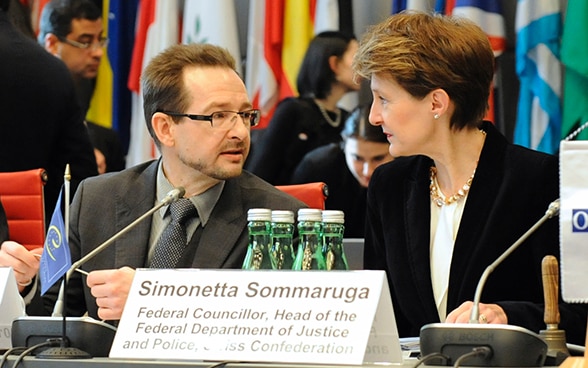 Non in vendita! La consigliera federale Sommaruga e il presidente del Consiglio permanente, ambasciatore Greminger, all’apertura della conferenza congiunta del Consiglio d'Europa e dell'OSCE contro la tratta di esseri umani, Hofburg, Vienna.