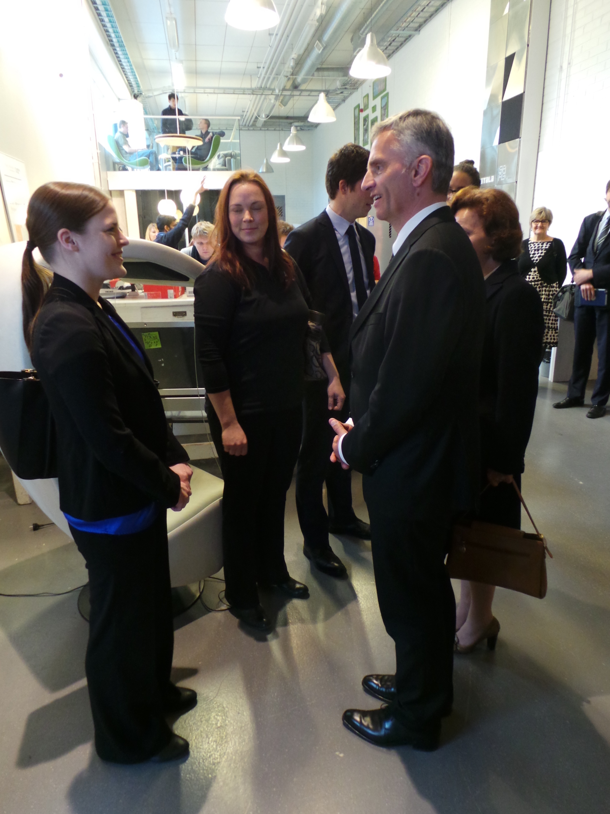 Bundespräsident Didier Burkhalter spricht an der Aalto Universität in Helsinki mit einer Schweizer Studentin. 