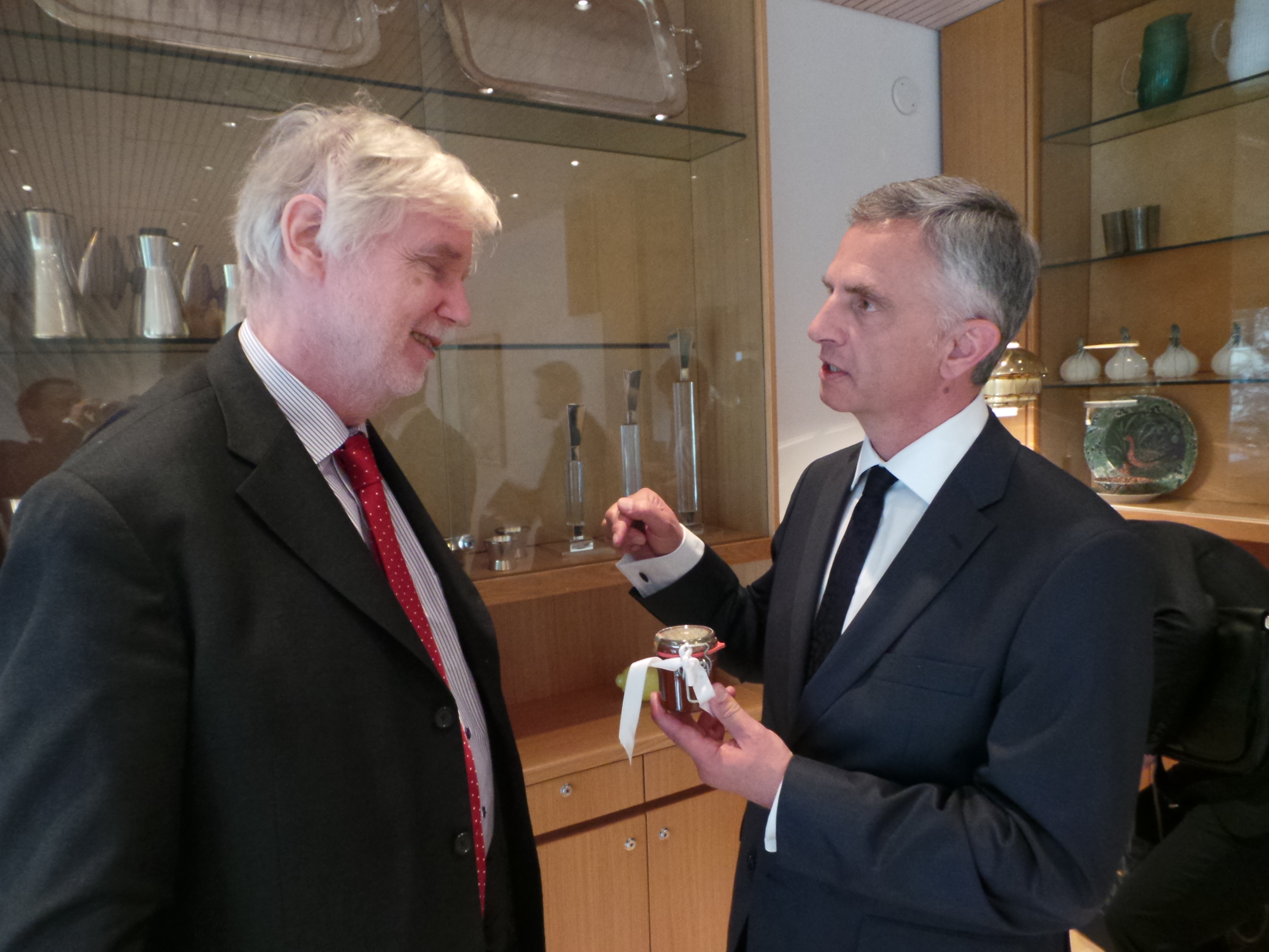 Le président de la Confédération Didier Burkhalter discute avec le ministre des affaires étrangères finlandais Erkki Tuomioja.