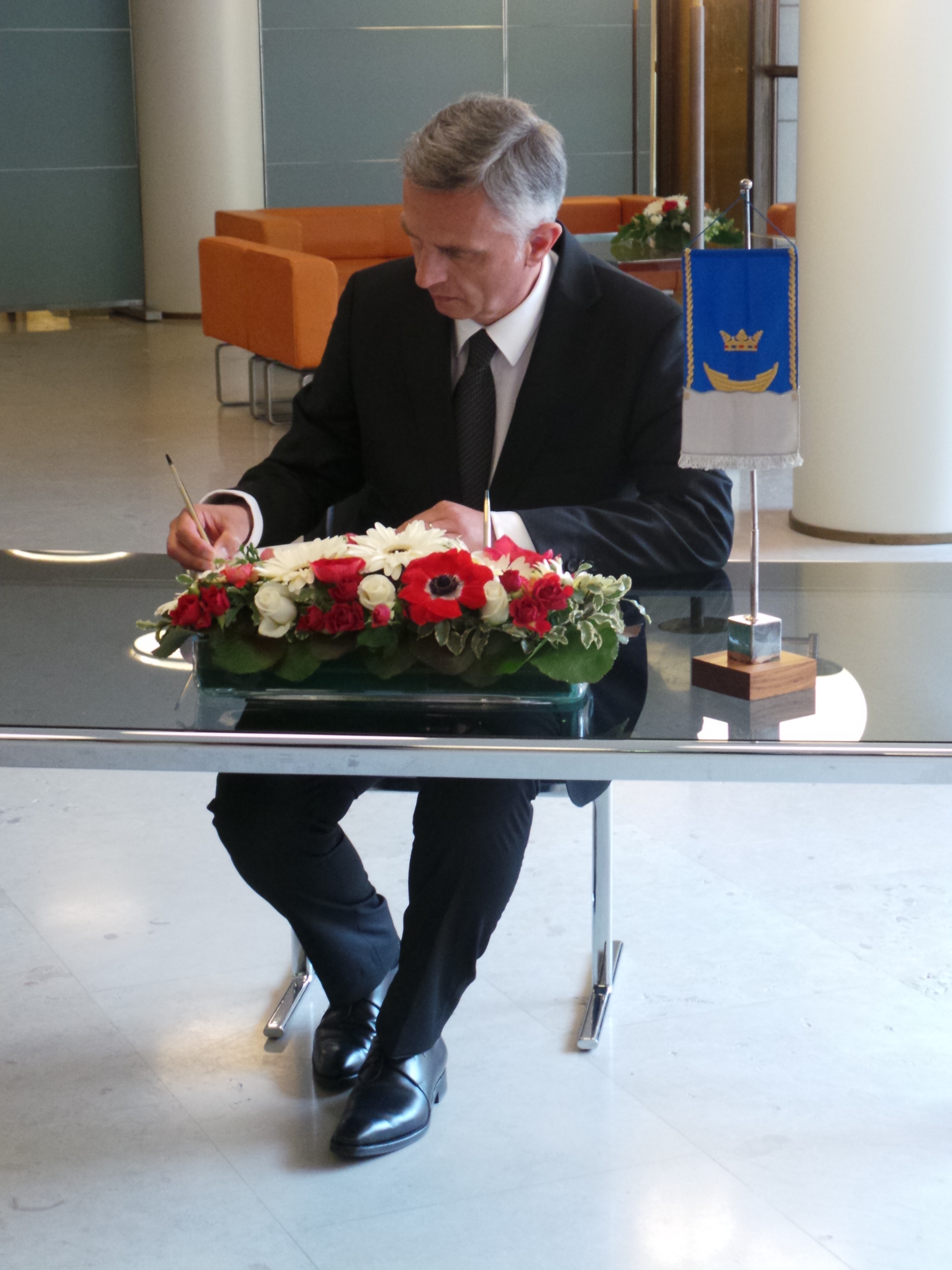 Didier Burkhalter trägt sich ins Goldene Buch der Stadt Helsinki ein.