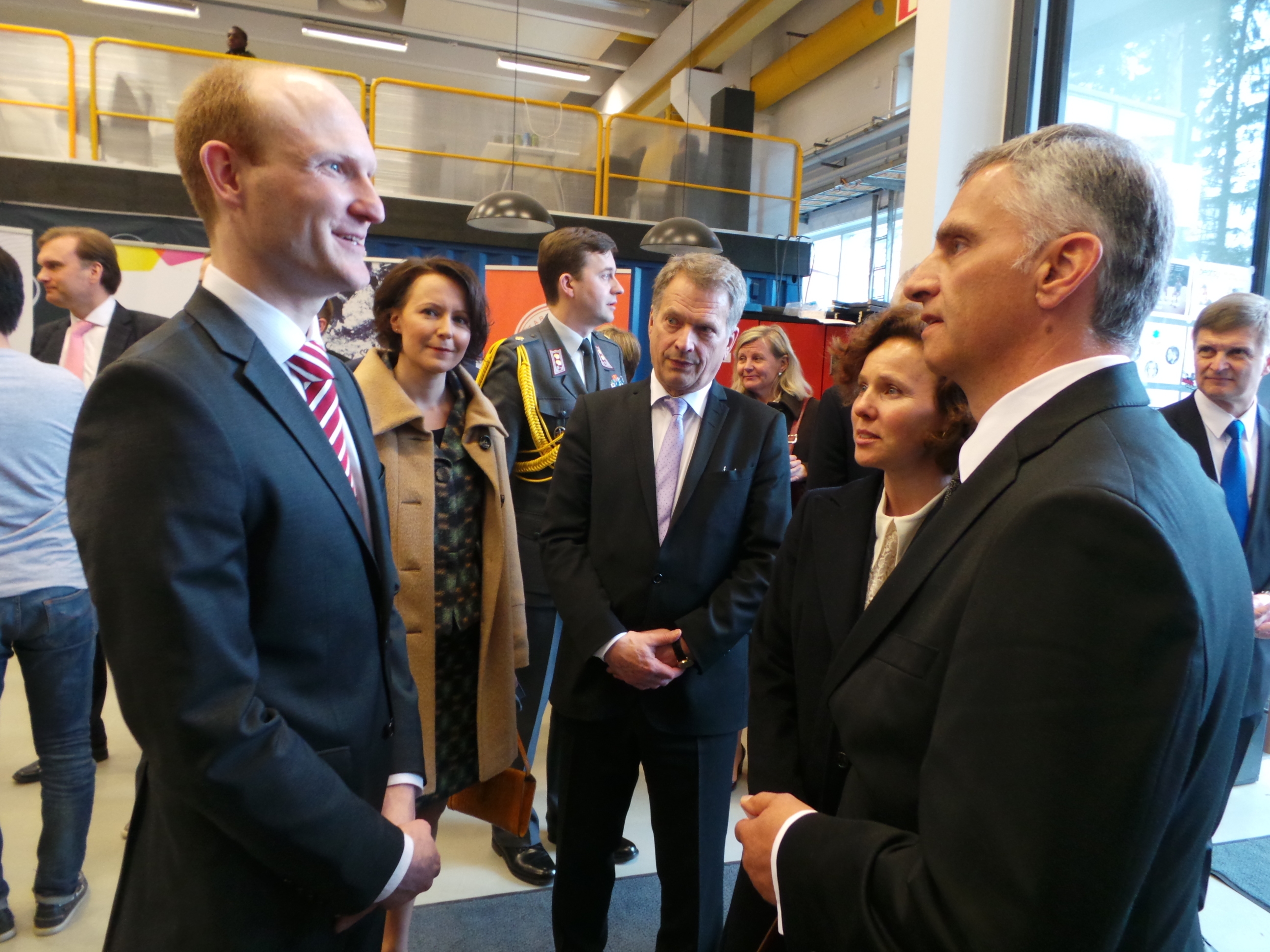 Didier Burkhalter e Sauli Niinistö con le rispettive mogli all’università a Helsinki s’intrattengono con un ricercatore svizzero.