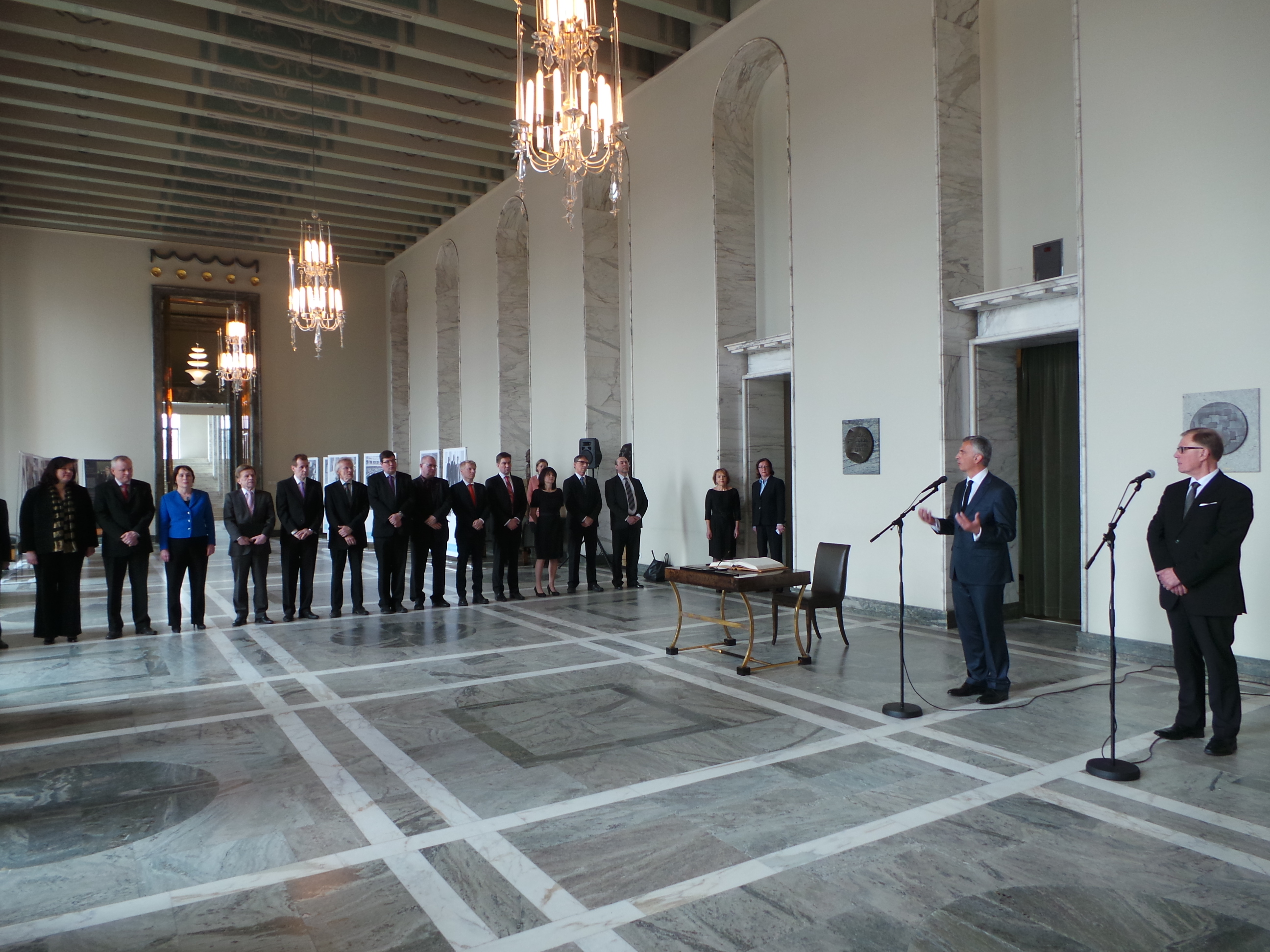 Didier Burkhalter parla ai membri del Parlamento finlandese. 