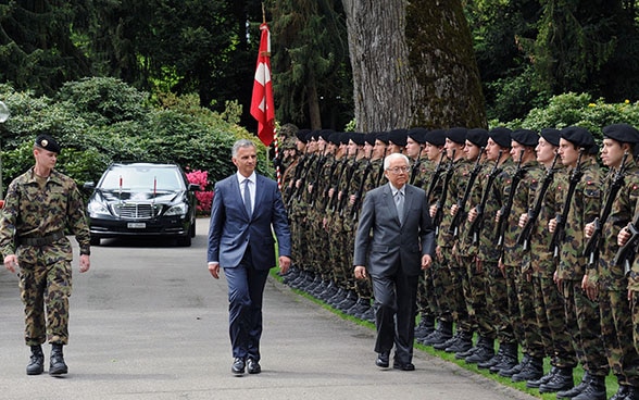 Didier Burkhalter und Tony Tan Keng Yam schreiten die Ehrengarde ab