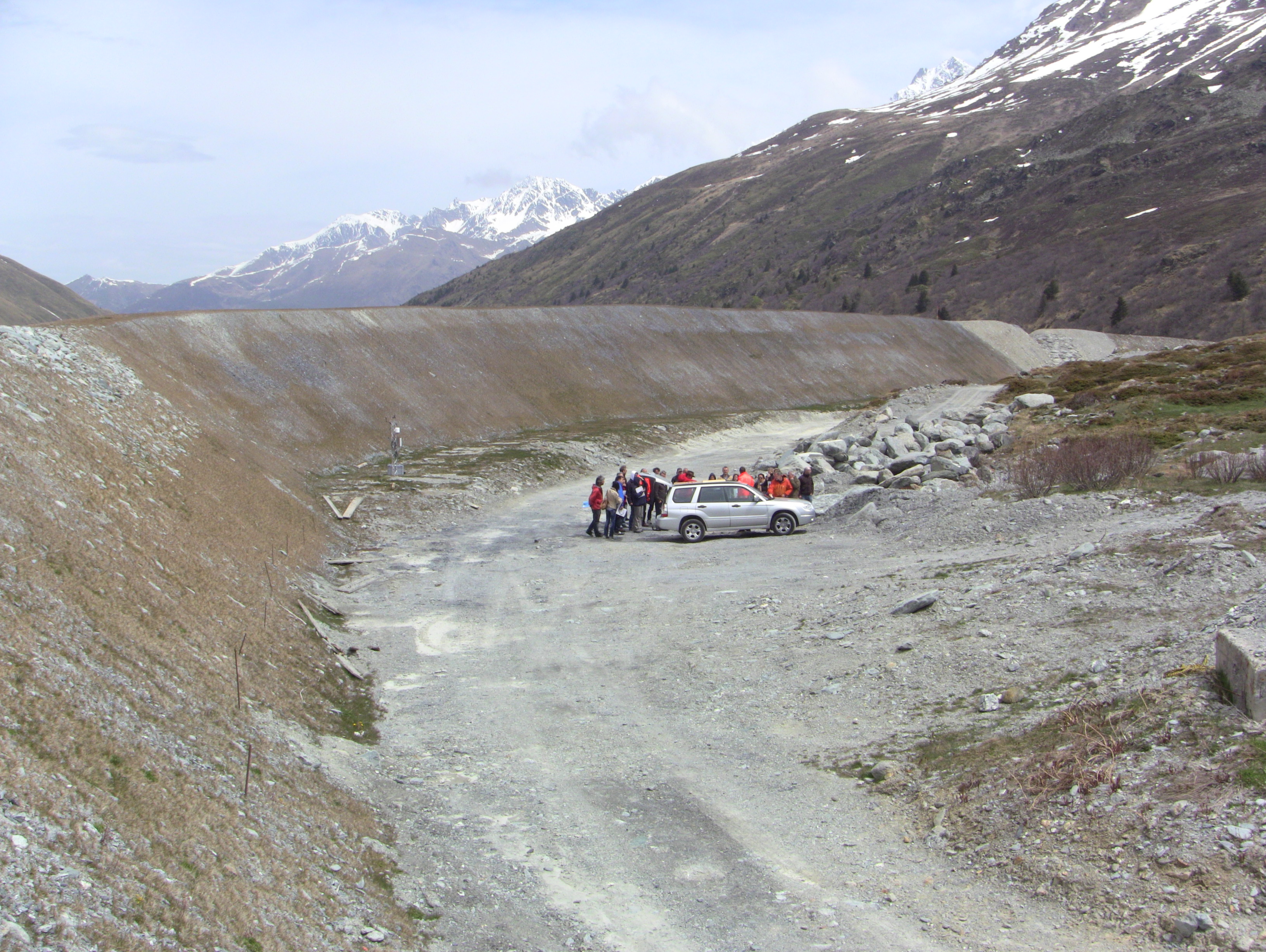 Le mur de soutènement, construit audessus de l’entrée du tunnel du Grand Saint-Bernard (côté suisse), constitue un exemple de mesure pour protéger les véhicules des avalanches et des chutes de rochers