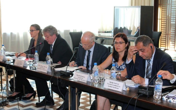 Le directeur du bureau de la DDC à Douchanbé, Peter Mikula, l‘ambassadeur Markus Müller (chef du bureau de l’OSCE au Tadjikistan) et l’ombudsman tadjik Zarif Alizoda lors de l’ouverture de la conférence