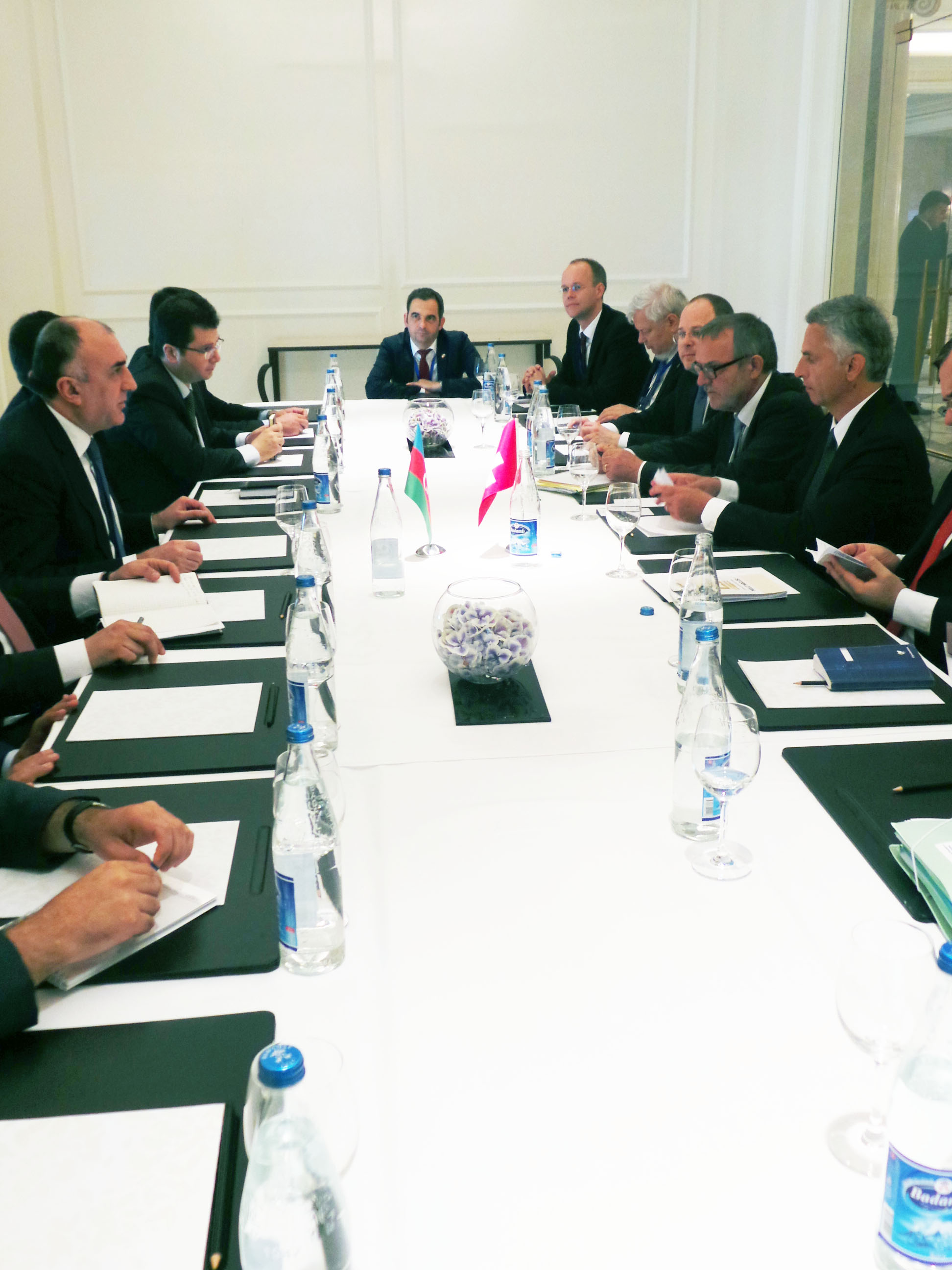 Discussions avec le ministre azerbaïdjanais des affaires étrangères Elmar Mammadyarov.