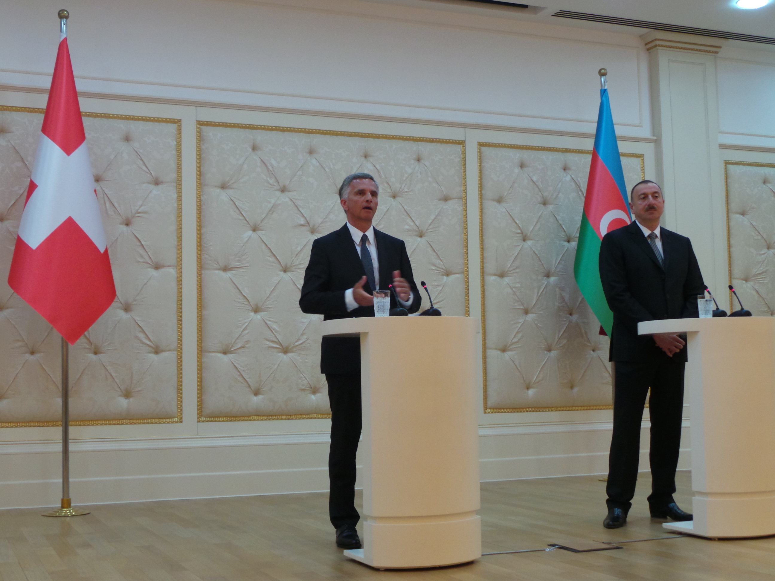 Le président de la Confédération Didier Burkhalter et le président azerbaïdjanais Ilham Aliyev répondent aux questions des médias.