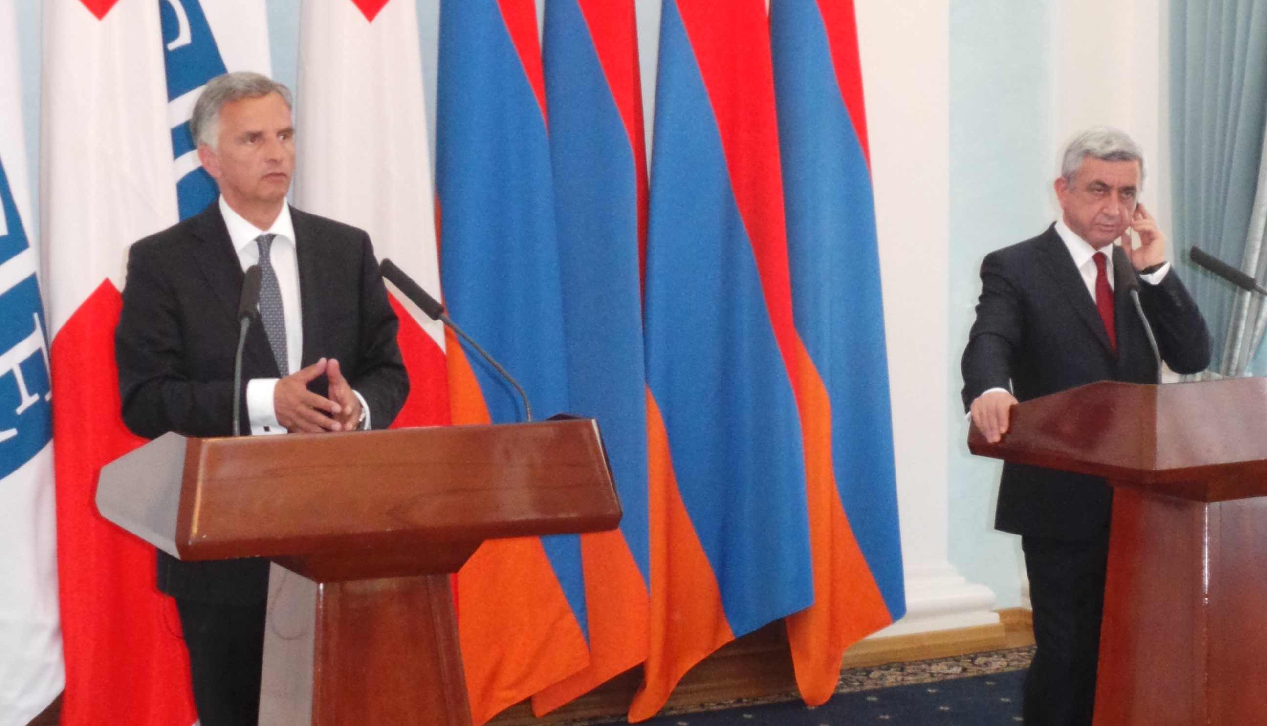 Le président de la Confédération Didier Burkhalter s’exprime en conférence de presse après un entretien avec le président arménien Serzh Sargsyan.
