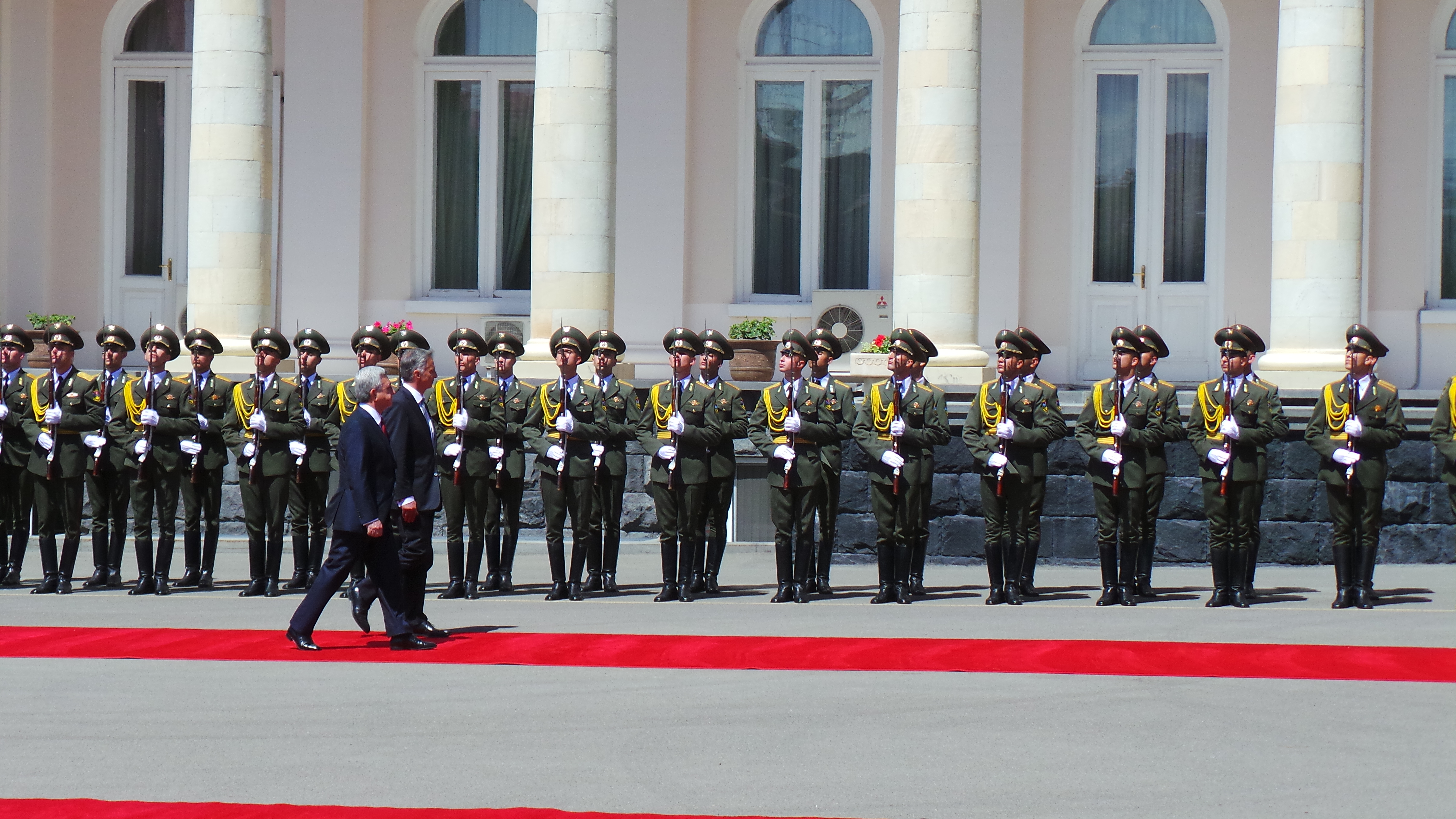 Le président de la Confédération Didier Burkhalter lors de la cérémonie d'accueil en compagnie du président arménien Serzh Sargsyan.