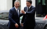 Il presidente della Confederazione Didier Burkhalter e il presidente del Consiglio italiano Matteo Renzi si salutano.